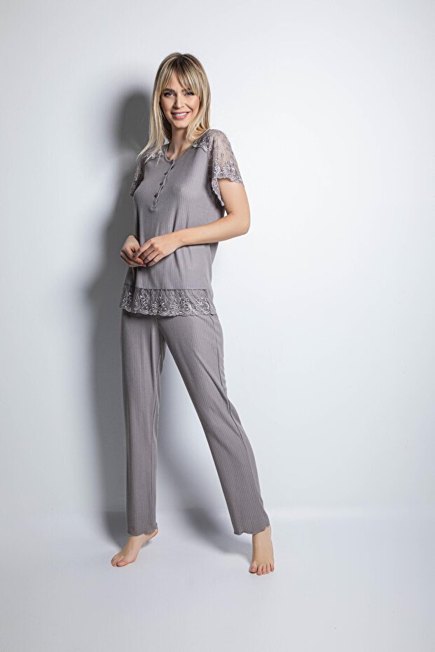 طقم بيجامة دانتيل مطرز بأزرار أمامية - 1