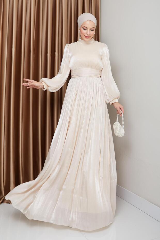 Kremowa 1225 - Wieczorowa sukienka z jedwabnego hidżabu z paskiem w talii i ściągaczem - 4