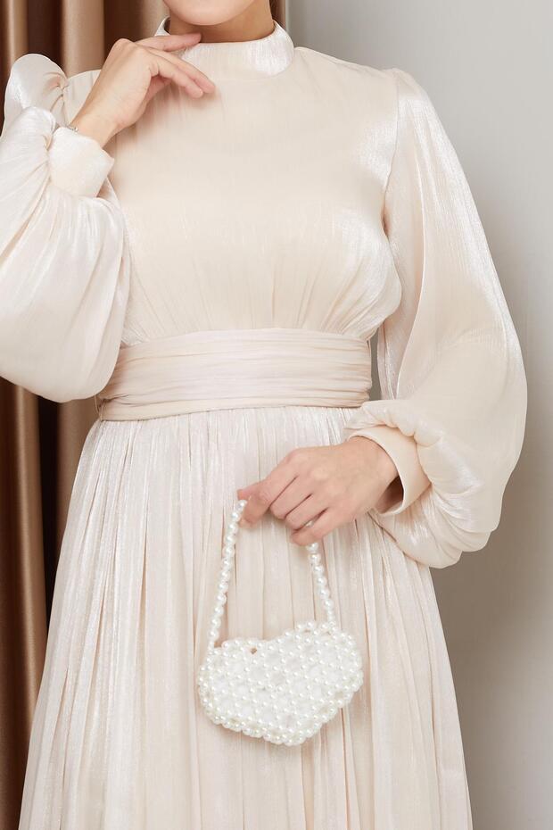 Kremowa 1225 - Wieczorowa sukienka z jedwabnego hidżabu z paskiem w talii i ściągaczem - 5