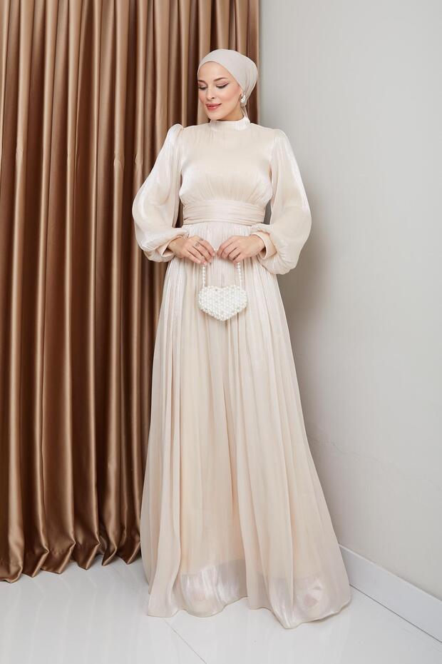 Kremowa 1225 - Wieczorowa sukienka z jedwabnego hidżabu z paskiem w talii i ściągaczem - 2