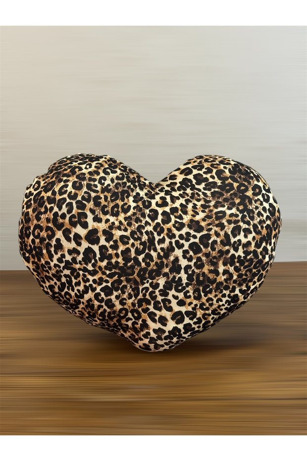 Pernă cu inimă leopard