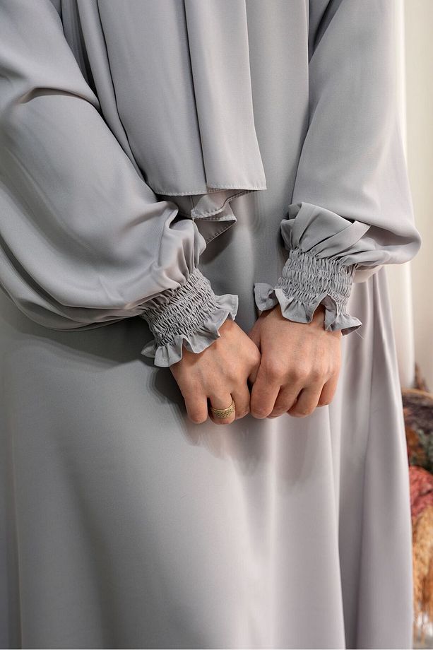 Model Meryem Medine İpeği Çiçek Kol Detaylı Tesettür Elbise (Şal Dahil) - Taş Rengi - MERYEM01007Ş - 8