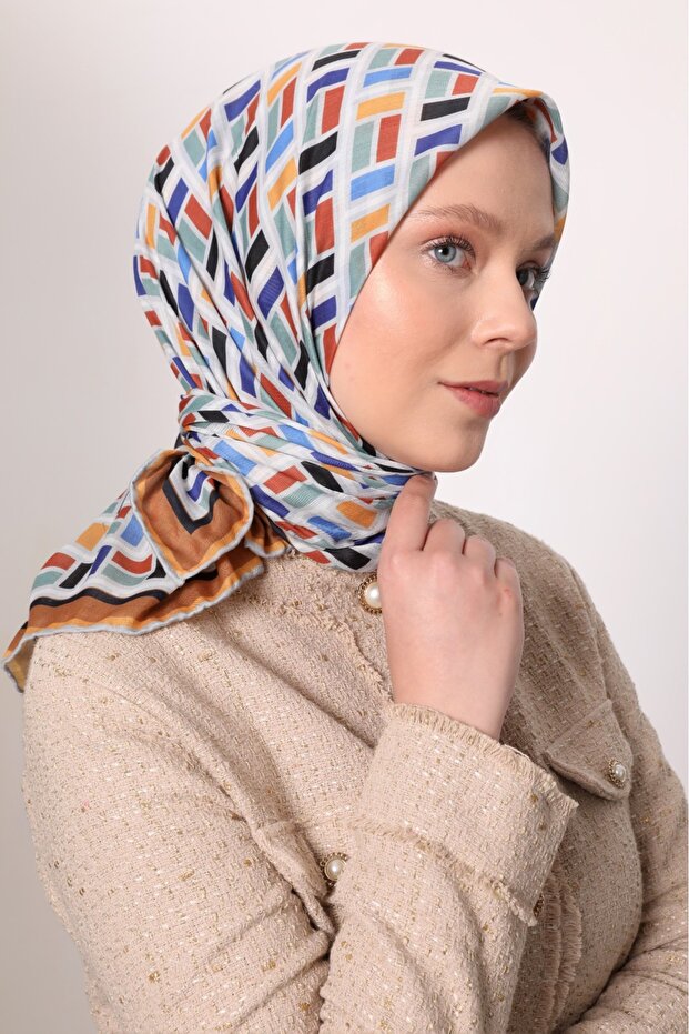 وشاح قطني خفيف بنمط هندسي