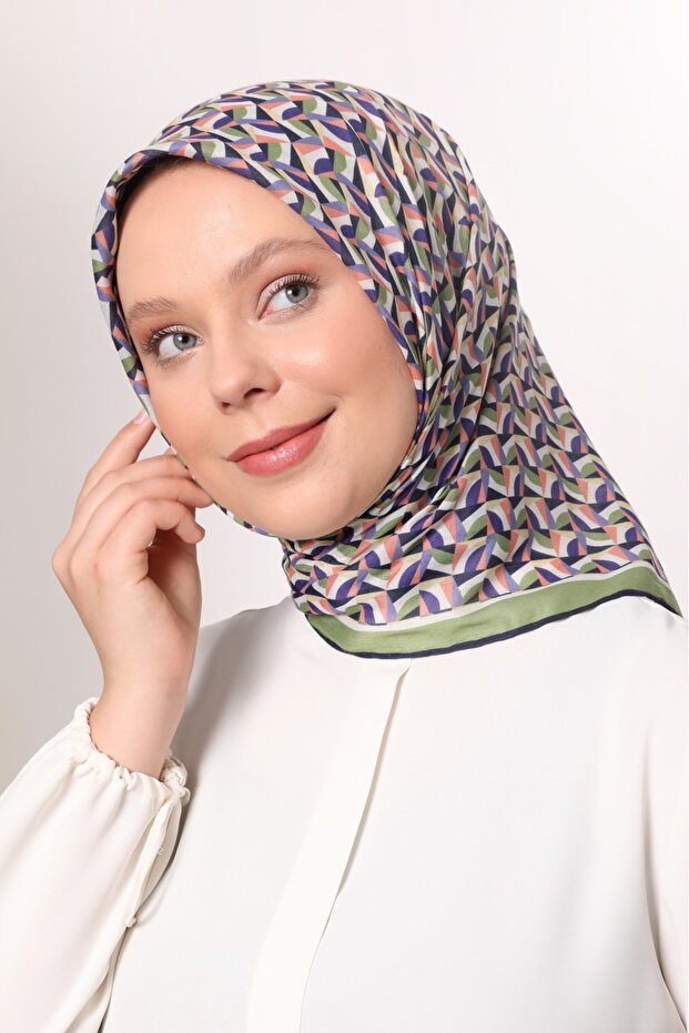 وشاح قطني خفيف بنمط هندسي