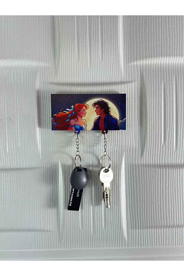 Moonlight Love Themed Fairytale Couple Wooden Keychain – Romantic Wall Hanger