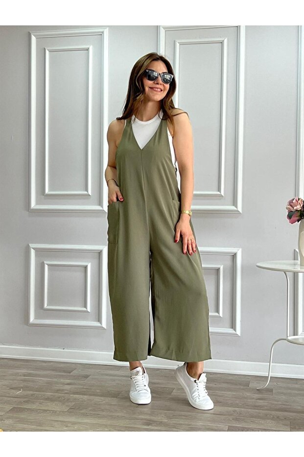 بذلة برقبة على شكل حرف V من الأمام والخلف - 1