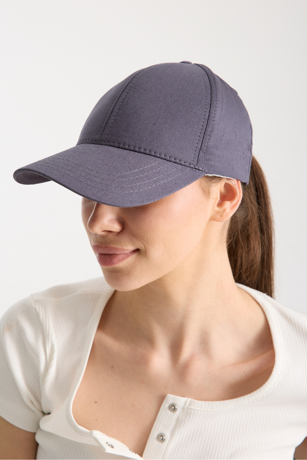 قبعة بيسبول نسائية رمادية أساسية قابلة للتعديل مع شريط فيلكرو في الخلف - 4