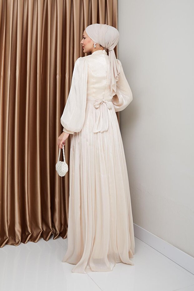 Kremowa 1225 - Wieczorowa sukienka z jedwabnego hidżabu z paskiem w talii i ściągaczem - 6