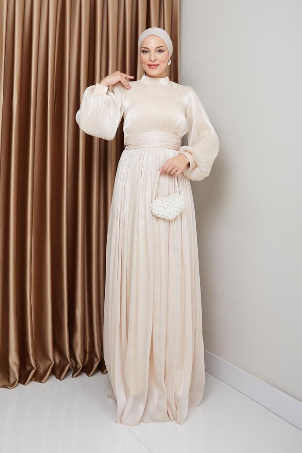 Kremowa 1225 - Wieczorowa sukienka z jedwabnego hidżabu z paskiem w talii i ściągaczem - 1