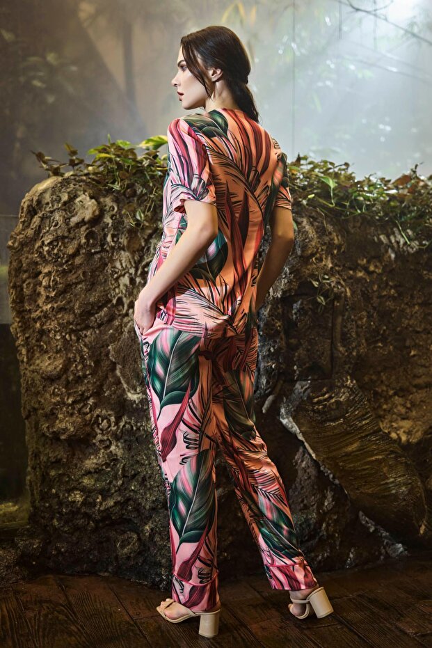 طقم علوي من الساتان بأزرار أمامية منقوشة بأوراق الشجر - 4