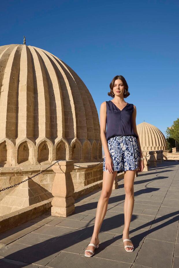 طقم علوي من الساتان بدون أكمام بنمط أوراق الشجر - 2