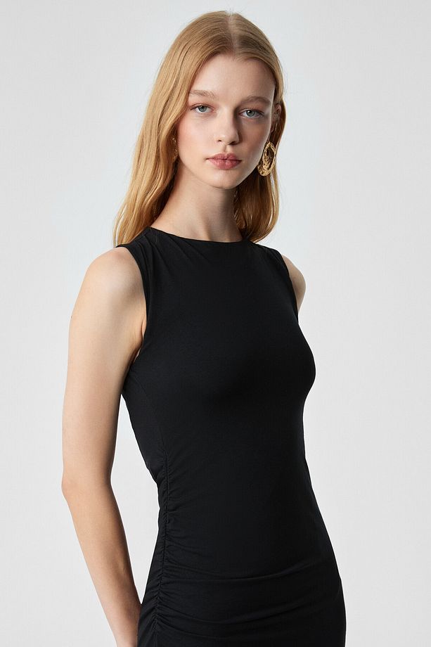Uwen Kadın Slim Fit Kayık Yaka Kolsuz Astarlı Uzun Siyah Elbise - 3