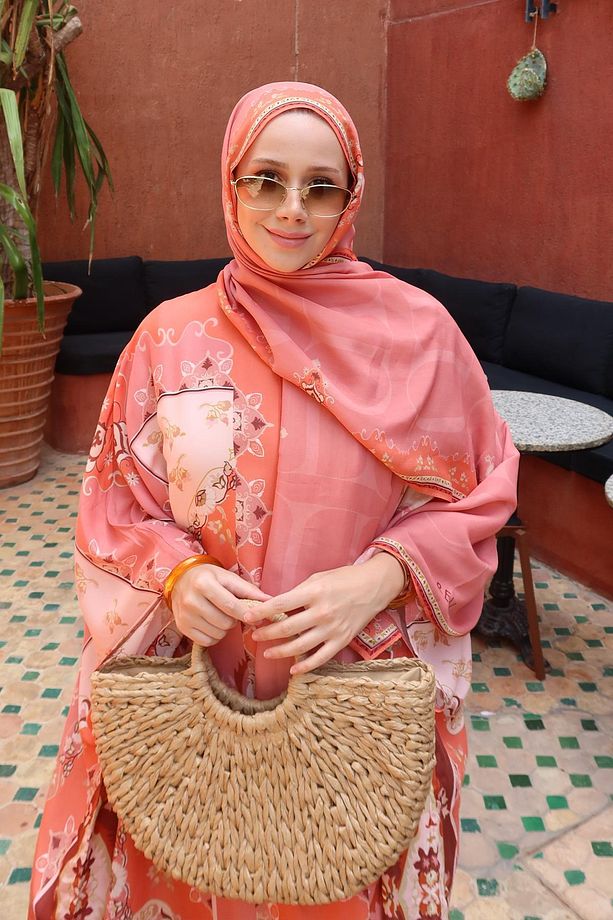 Feyza Hakyemez'in Tercihi Maknesa Mercan Monogram Floş Şal - 2