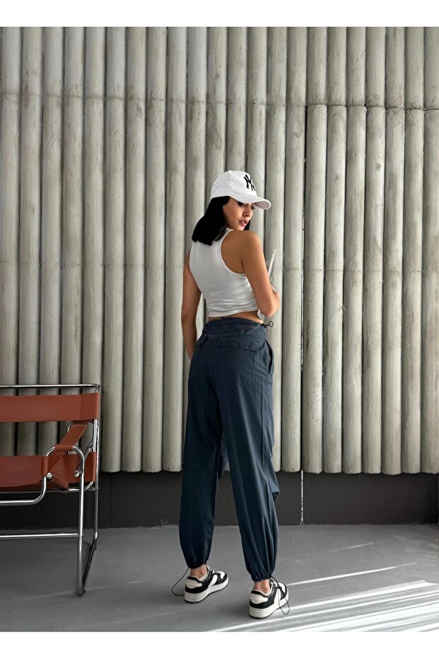 بنطال باراشوت بتفاصيل طيات في الركبتين - 8