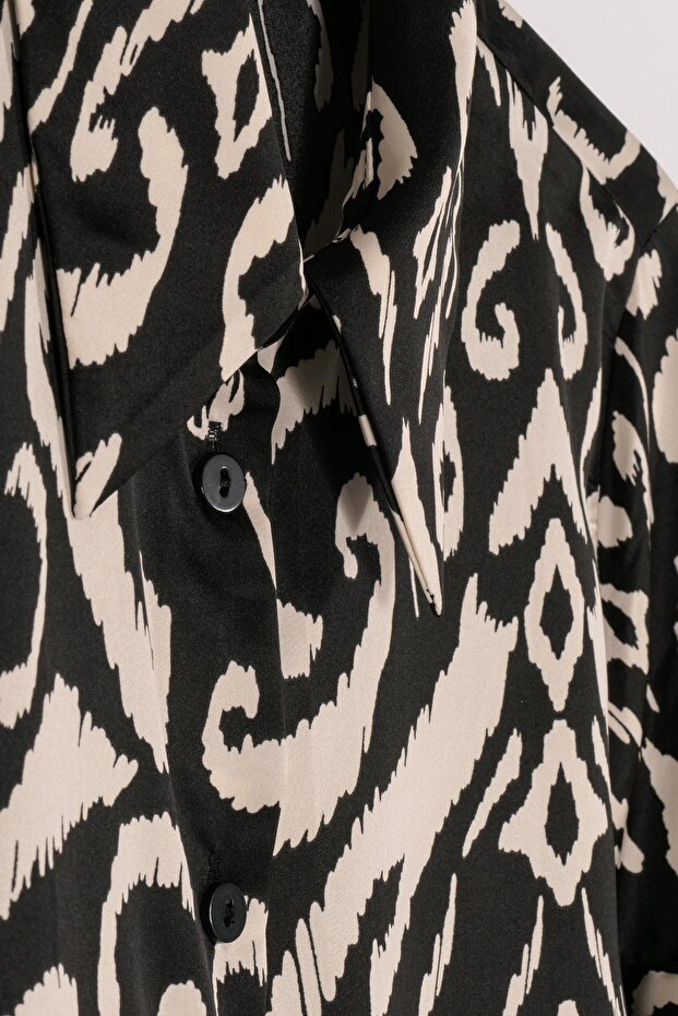 قميص أسود من الساتان منقوش - 3