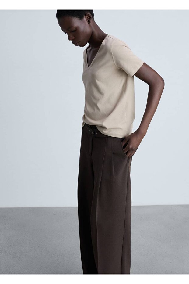 V yakalı pamuklu tişört - 1