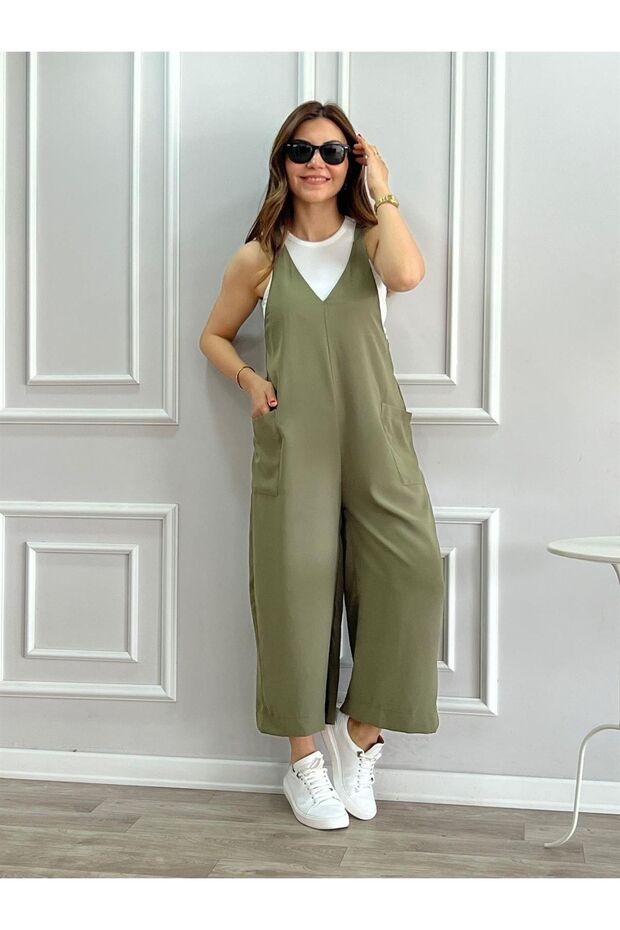 بذلة برقبة على شكل حرف V من الأمام والخلف - 3