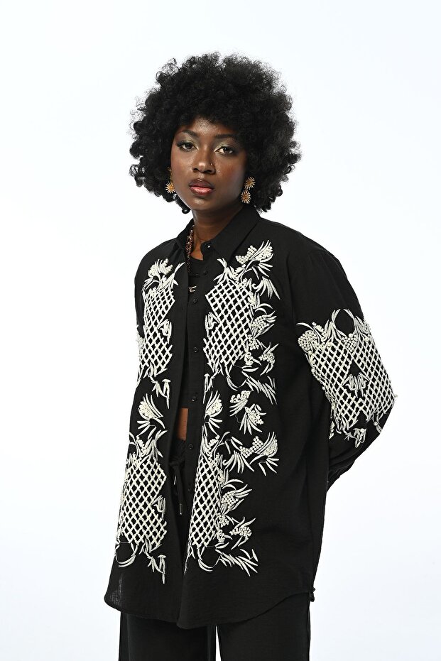 WOMEN'S OVERSIZE SHIRT WITH EMBROIDERY WITH SLEEVES AND PEARLS FRONT