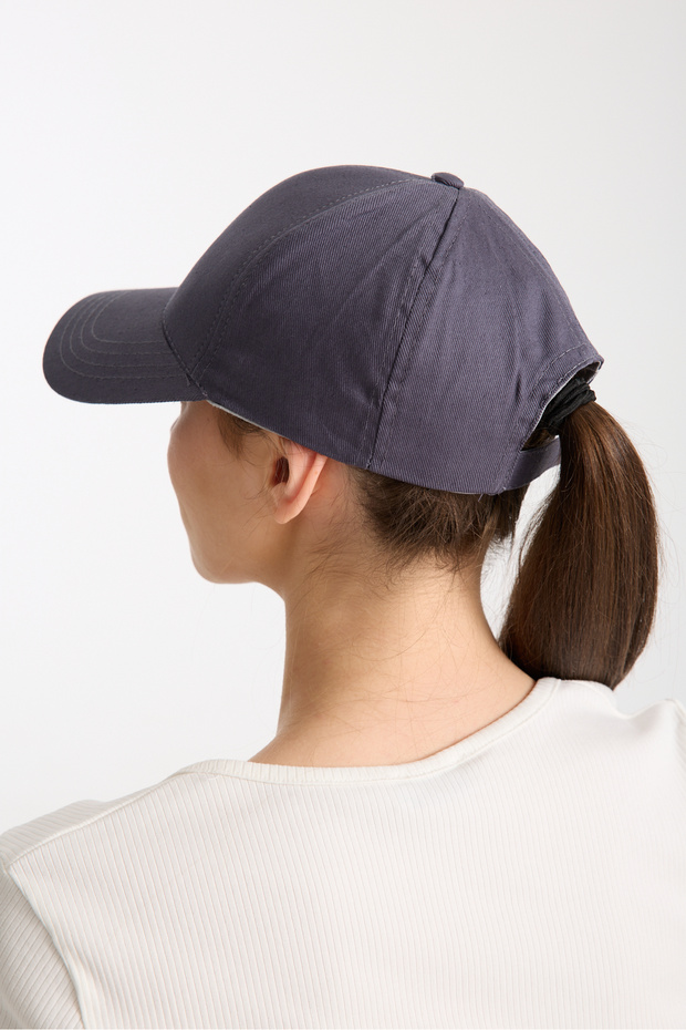 قبعة بيسبول نسائية رمادية أساسية قابلة للتعديل مع شريط فيلكرو في الخلف - 3