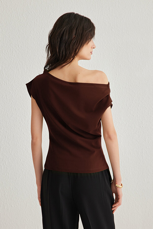 Kahverengi Büzgü/Drape Detaylı Dökümlü Asimetrik Yaka Örme Bluz TWOSS25BZ00024 - 5