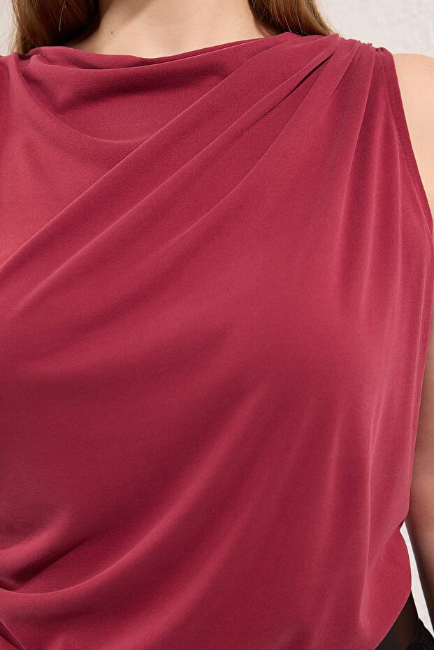 Bordo More Sustainable Modal İçerikli Drape Detaylı Degaje Yaka Örme Büyük Beden Bluz TBBSS25AF00114 - 3