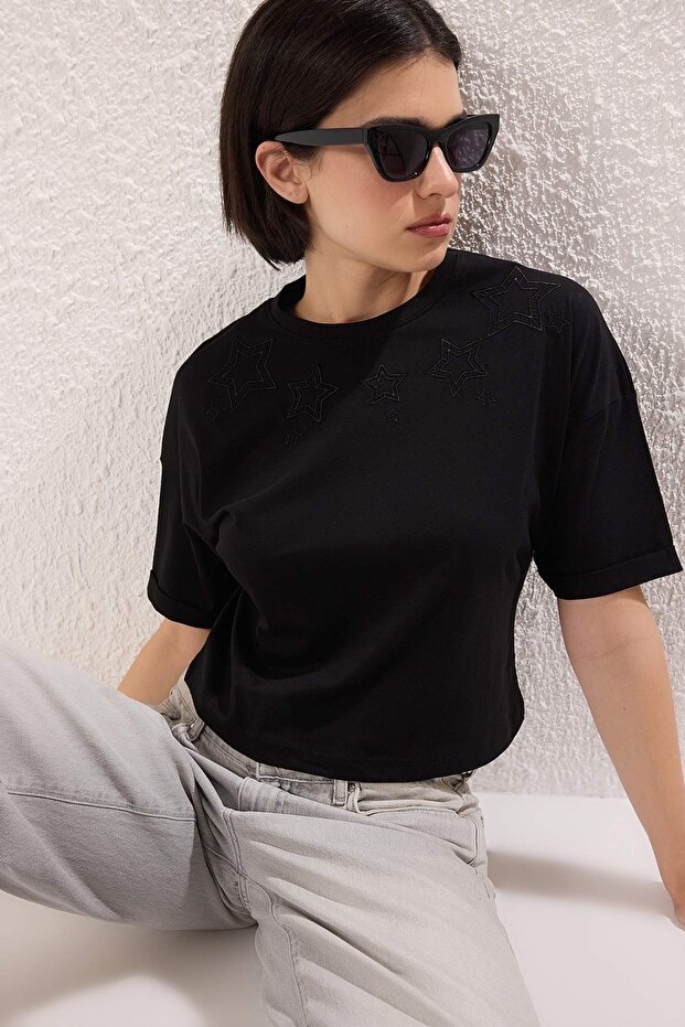 Siyah Nakış Detaylı Regular/Normal Kalıp Crop Örme T-Shirt TWOSS25TS00212 - 2