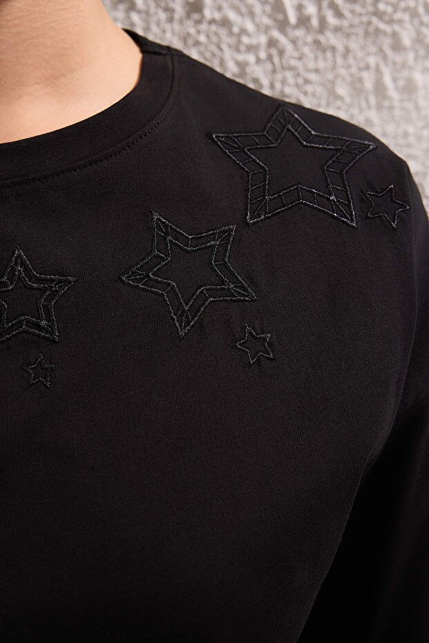 Siyah Nakış Detaylı Regular/Normal Kalıp Crop Örme T-Shirt TWOSS25TS00212 - 3