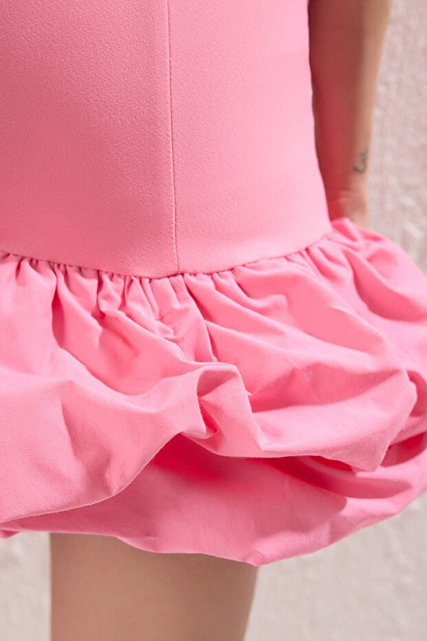 Pembe Balon Etek Detaylı İçi Şort Astarlı Dokuma Kısa Elbise TPRSS25EL00059 - 4