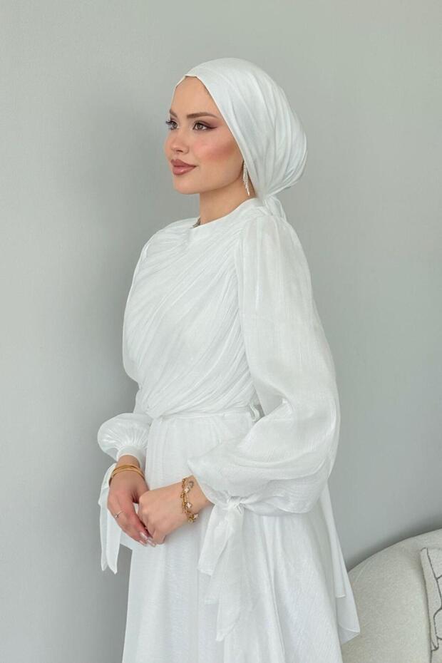 فستان سهرة مطوي مائي باللون الأبيض