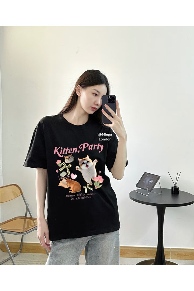 تيشيرت أسود كبير الحجم مطبوع عليه Black Kitty Party -Minga London