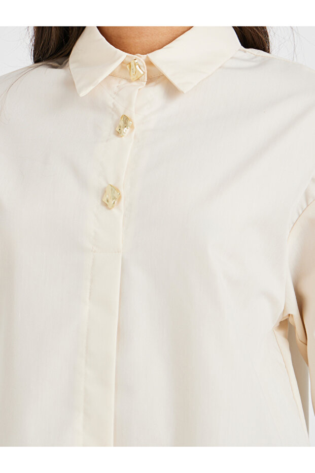 قميص سادة كبير الحجم بياقة واسعة وأزرار - 4