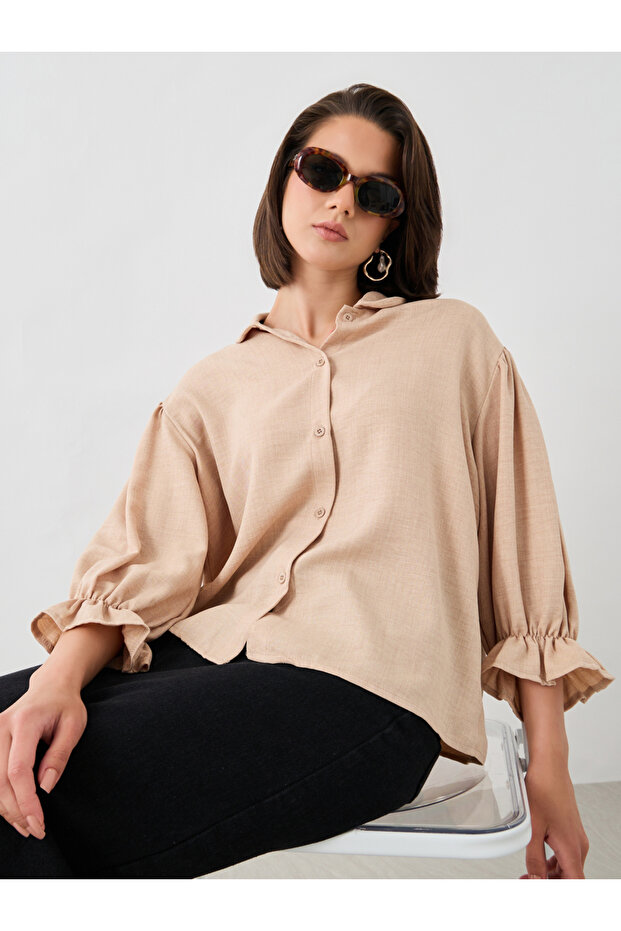 قميص بأكمام مكشكشة وأزرار وياقة متباعدة - 1