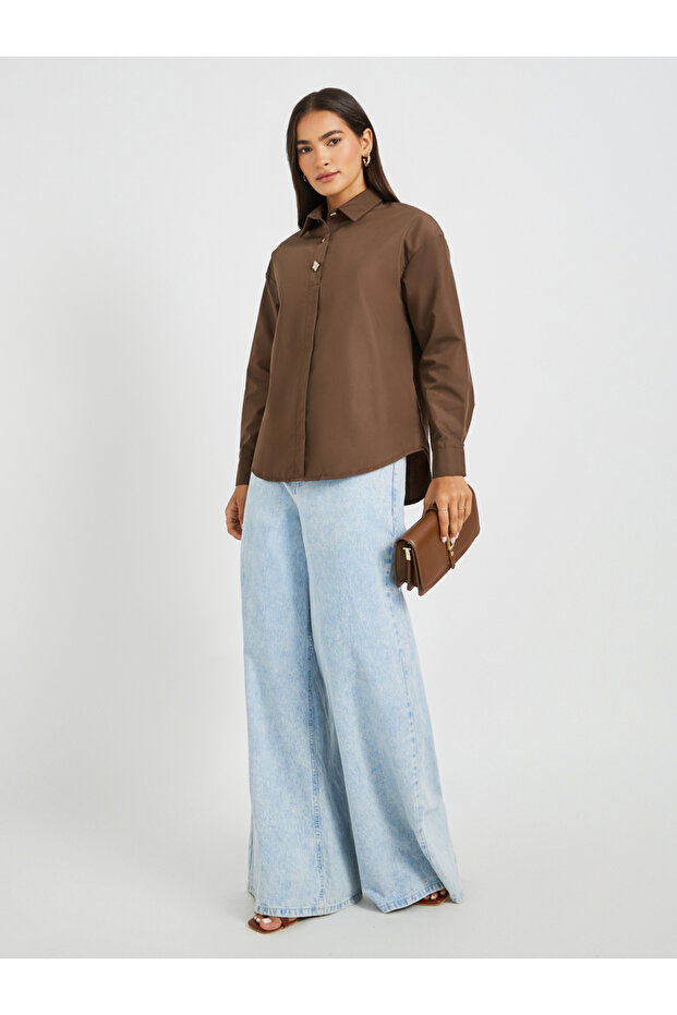 قميص سادة كبير الحجم بياقة واسعة وأزرار - 2