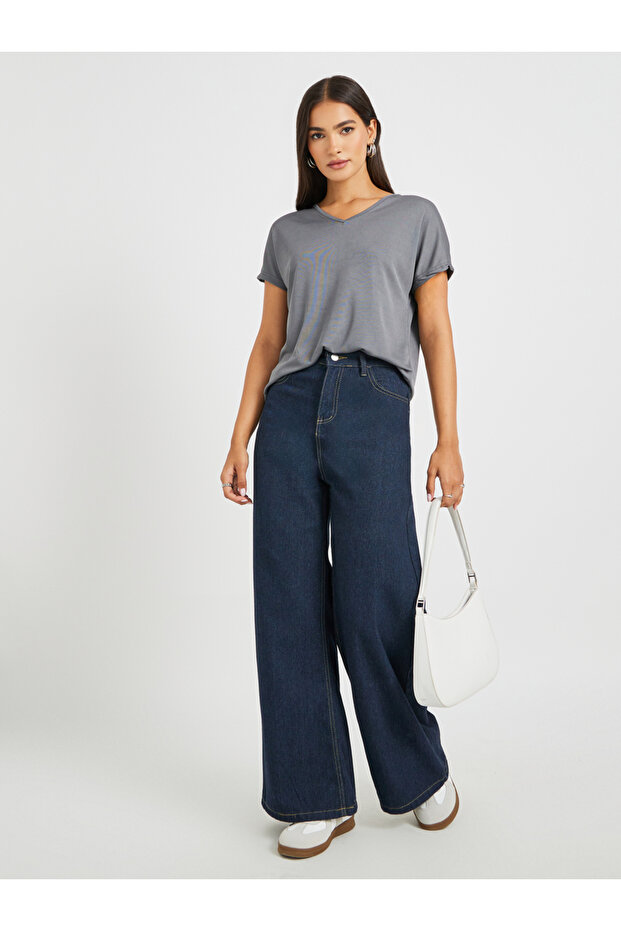 تي شيرت سادة بقصّة عادية وفتحة رقبة على شكل حرف V - 2