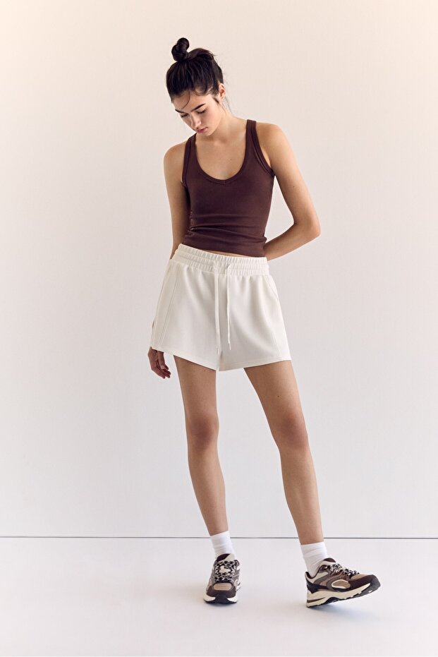 Yumuşak Dokunuşlu Dikişli Şort - 1