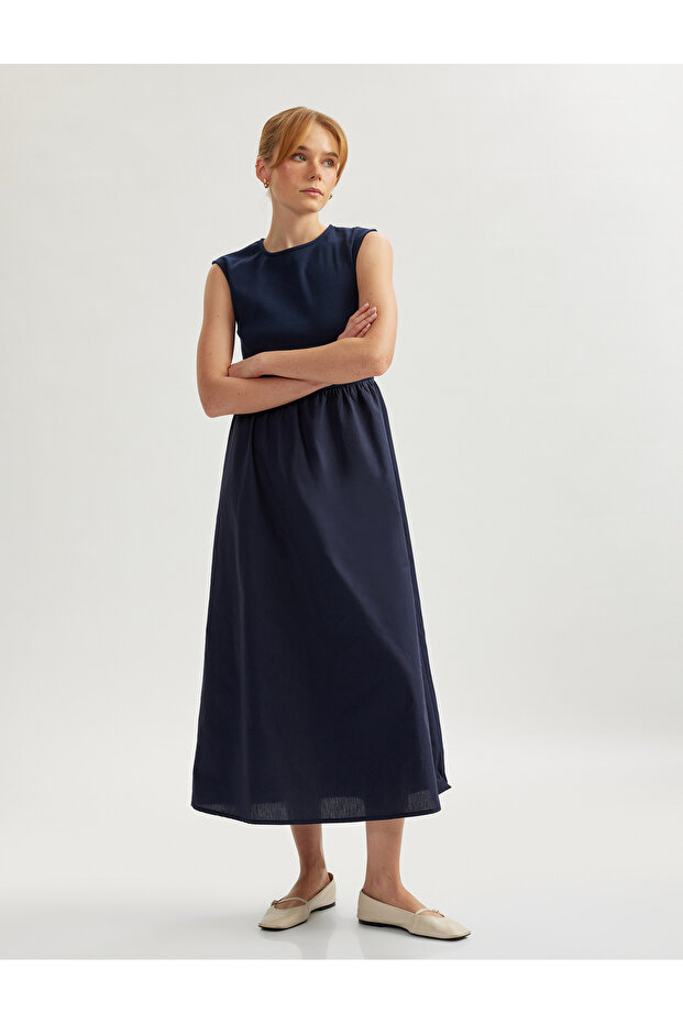 Cotton crew neck midi sleeveless flared dress.