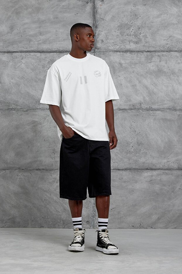 تيشيرت أبيض كبير الحجم مطبوع عليه 11 Thinking - 1