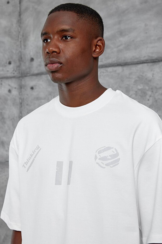 تيشيرت أبيض كبير الحجم مطبوع عليه 11 Thinking - 4