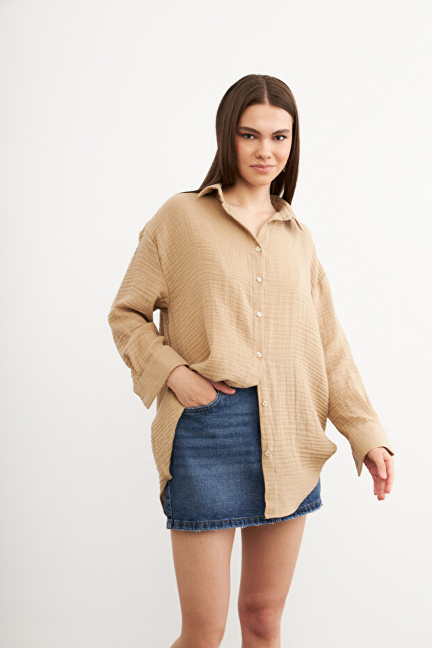 قميص موسلين أساسي كبير الحجم باللون البيج - 1