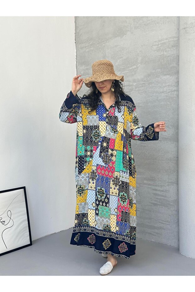 فستان طويل منقوش باللون الأزرق - 1