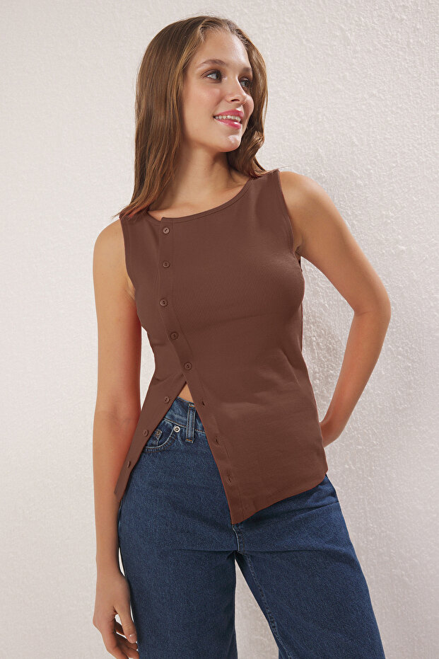 Kahverengi Düğmeli Asimetrik Fitted/Vücuda Oturan Fitilli Esnek Örme Bluz TWOSS25BZ00394 - 1
