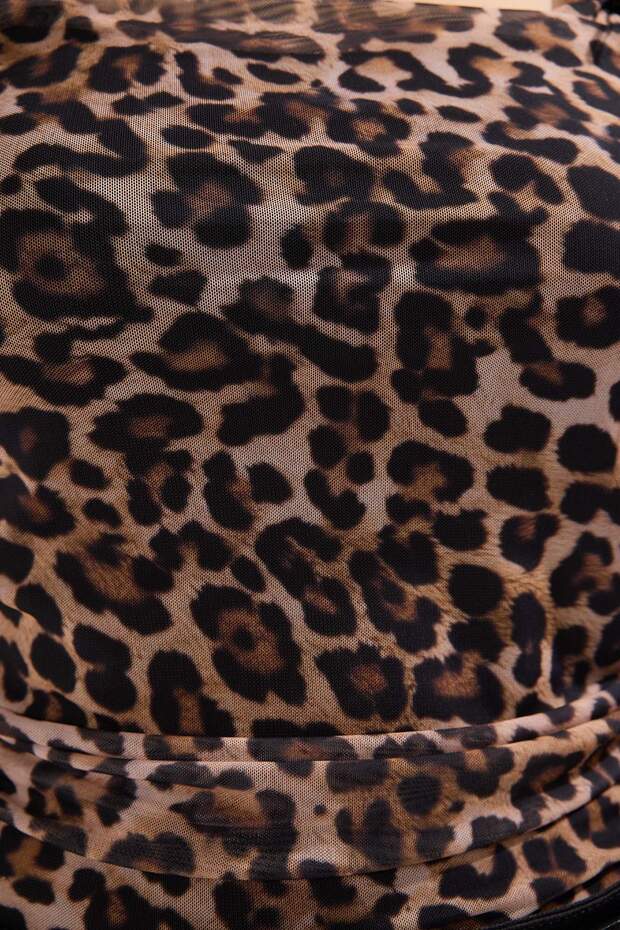 Kahverengi Leopar Desenli Fiyonk Aksesuar Detaylı Örme Büyük Beden Bluz TBBSS25AF00092 - 3