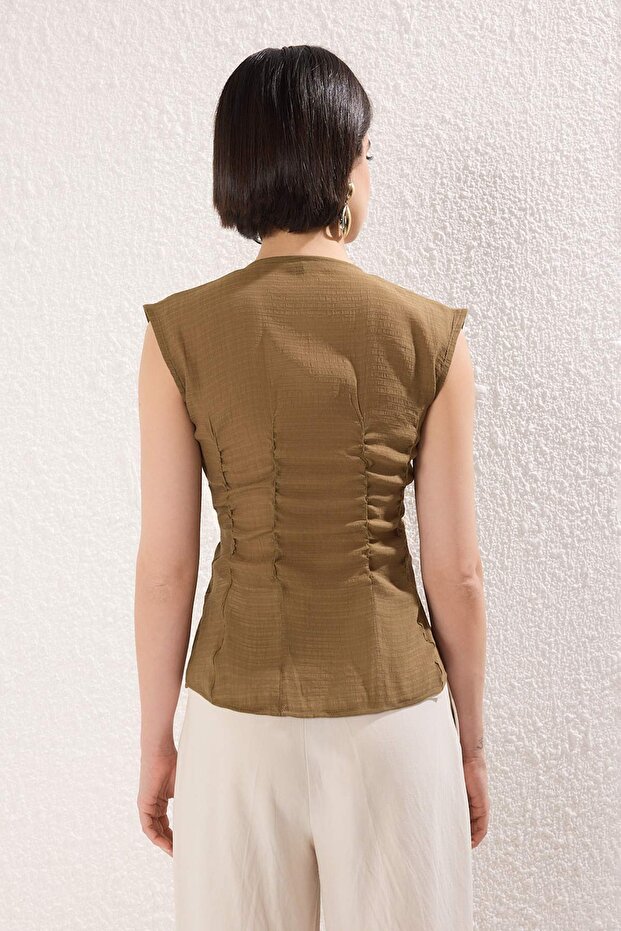 Haki Transparan Çıtçıtlı Fitted Kolsuz Dokuma Bluz TWOSS25BZ00554 - 4