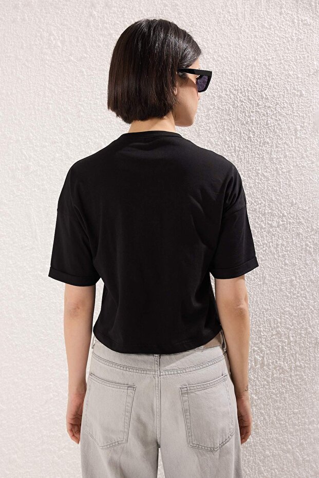 Siyah Nakış Detaylı Regular/Normal Kalıp Crop Örme T-Shirt TWOSS25TS00212 - 4