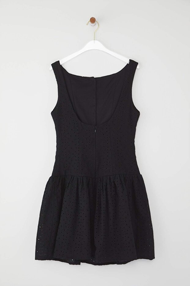 Schwarzes Rockkleid in limitierter Auflage mit Knopfdetail und Stickerei an der Taille, gewebtes Minikleid TWOSS25EL00521 - 7