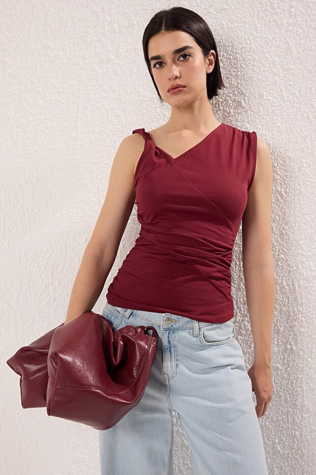 Bordo Kol Burgu Detaylı Büzgülü Asimetrik Yaka Esnek Örme Bluz TWOSS25BZ00569 - 2