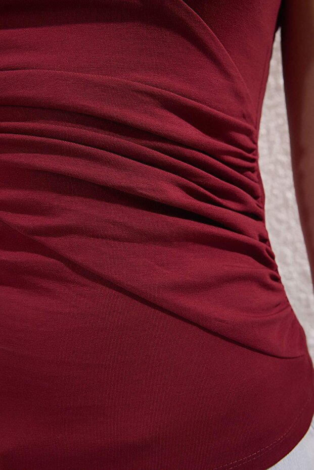 Bordo Kol Burgu Detaylı Büzgülü Asimetrik Yaka Esnek Örme Bluz TWOSS25BZ00569 - 4
