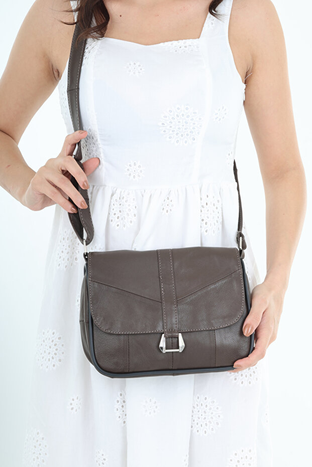 Medium Size Women's Leather Shoulder and Messenger Bag / Casual Brown Leather Bag