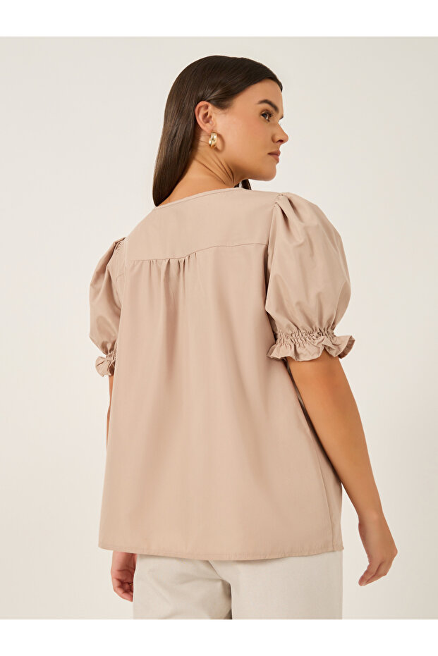 بلوزة سادة بأكمام منفوخة وأساور مطرزة - 4