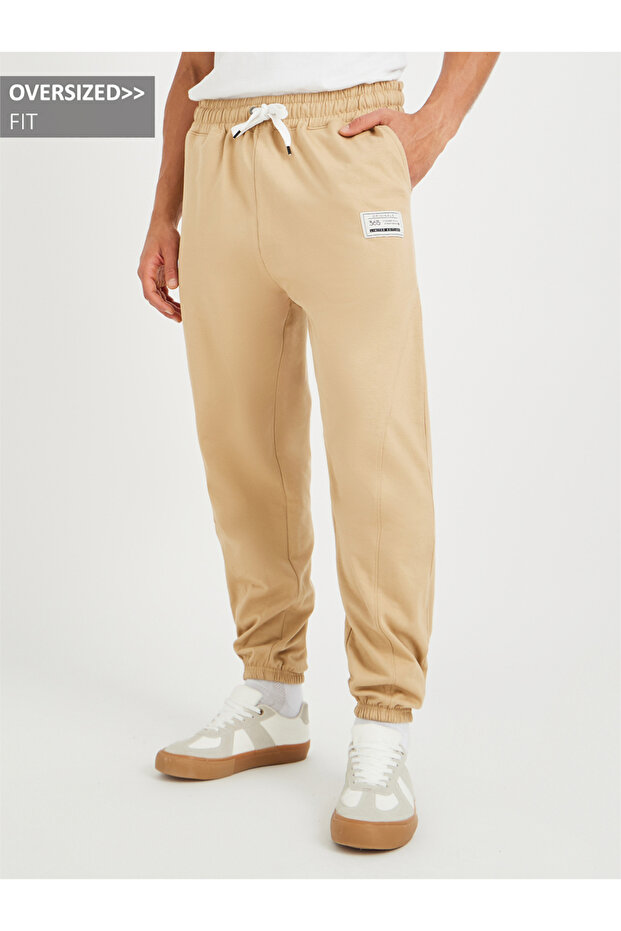 بنطال رياضي كبير الحجم مطبوع برباط - 1